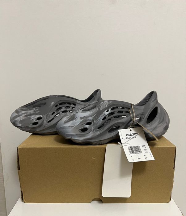Yeezy Foam RNNR "MX Granite