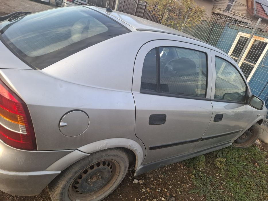 Opel Astra gri 5 locuri anul 2001