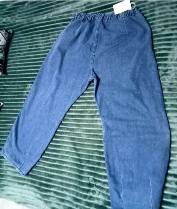 Новые широкие джинсы на резинке,надо мерить,почти даром Мне не подошли