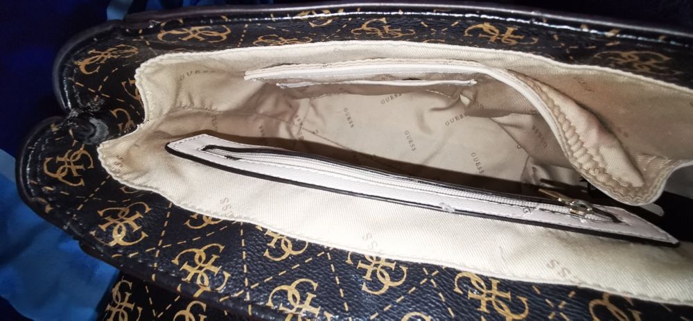 Geanta guess tip rucsac  pret 200 lei