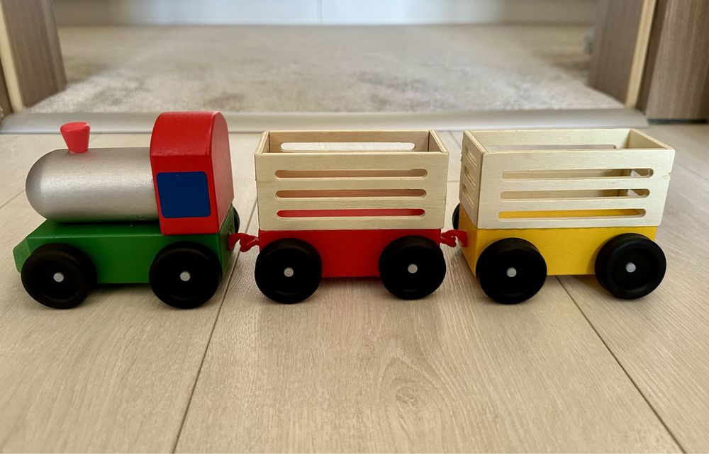 Trenuleț din lemn, locomotivă și 2 vagoane