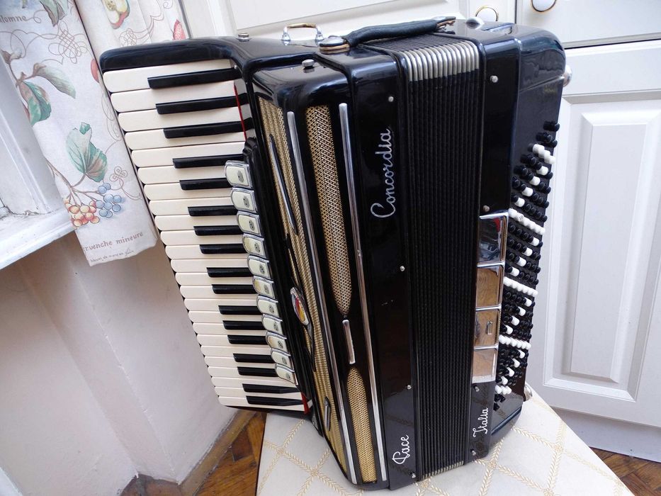 Италиански акордеон CONCORDIA Italia - 120 баса