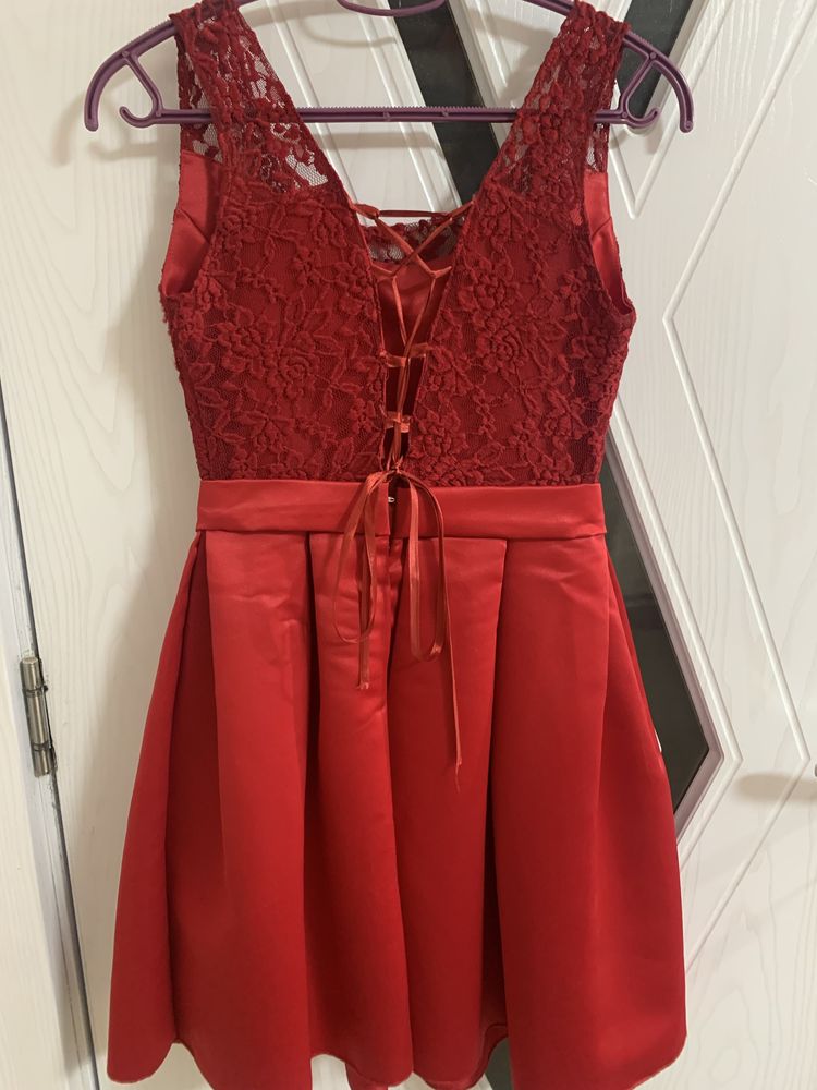 Червена къса рокля