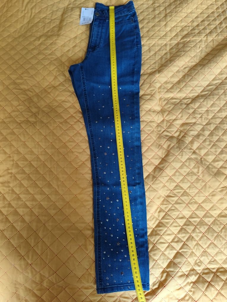 Blugi noi cu etichetă