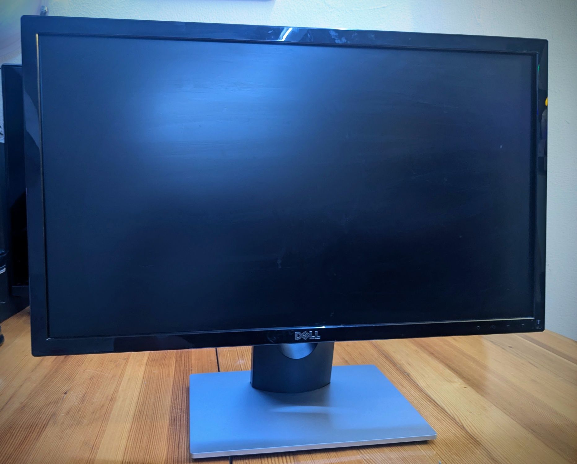 Геймърски компютър Asus Azza, Монитор Dell