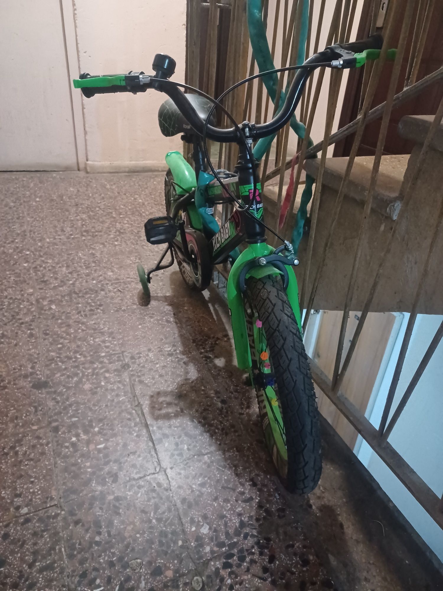 Bicicleta copii cu roti ajutătoare.