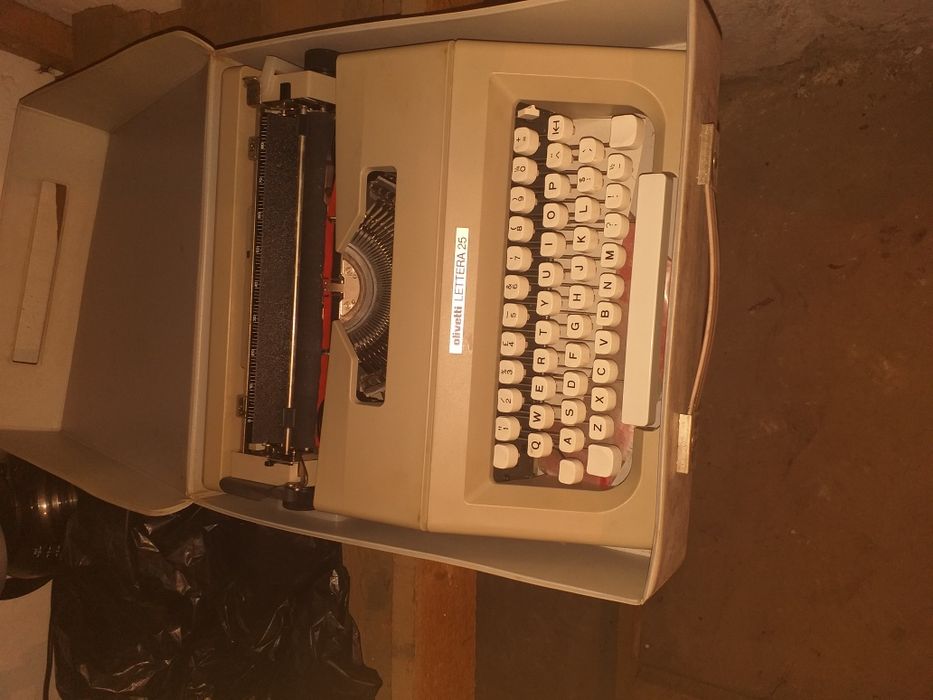 Vând Mașină se scris Olivetti Lettera 25 Nou