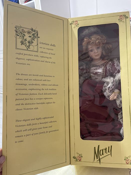 Păpușa porțelan de colectie