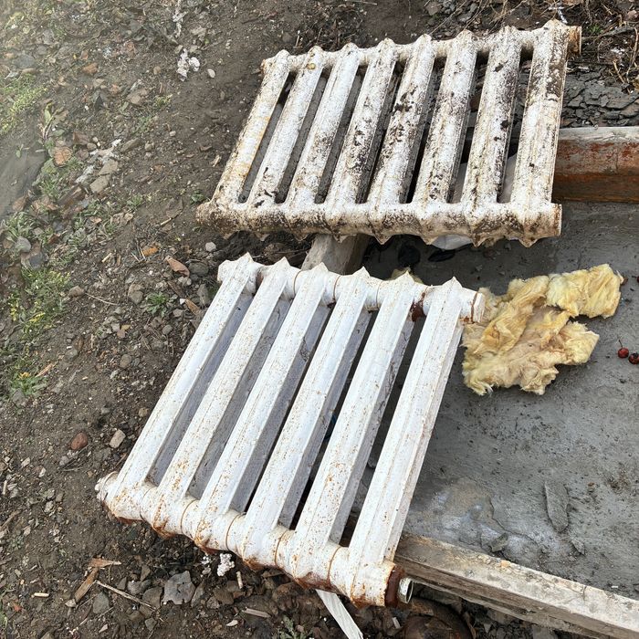 Продам чугунные батареии и ванную стальную