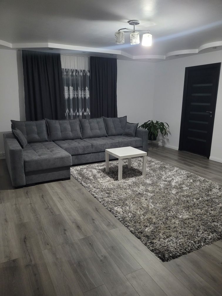 Draperii gri inchis
