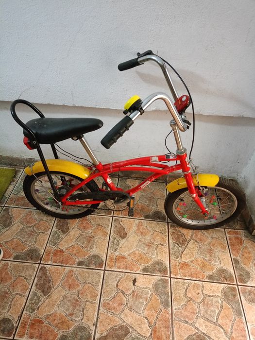 1 bicicleta pentru copii și mașine de spate haine pentru copii și scau