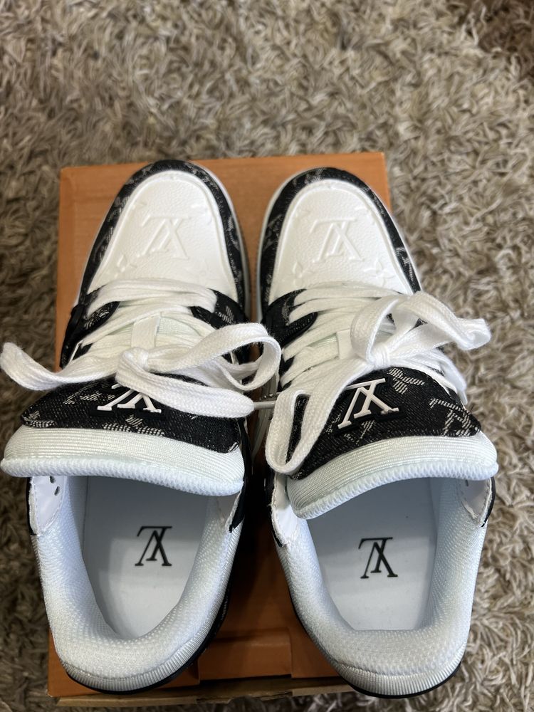 Louis Vuitton trainer black and white