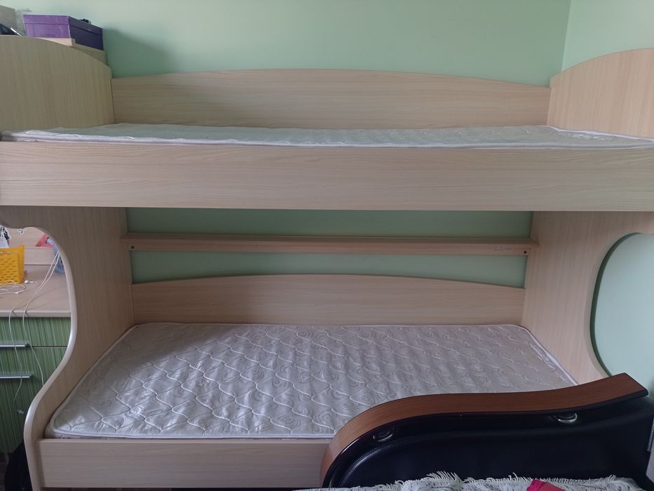 Двух ярусная кровать. Стол со шкафами .