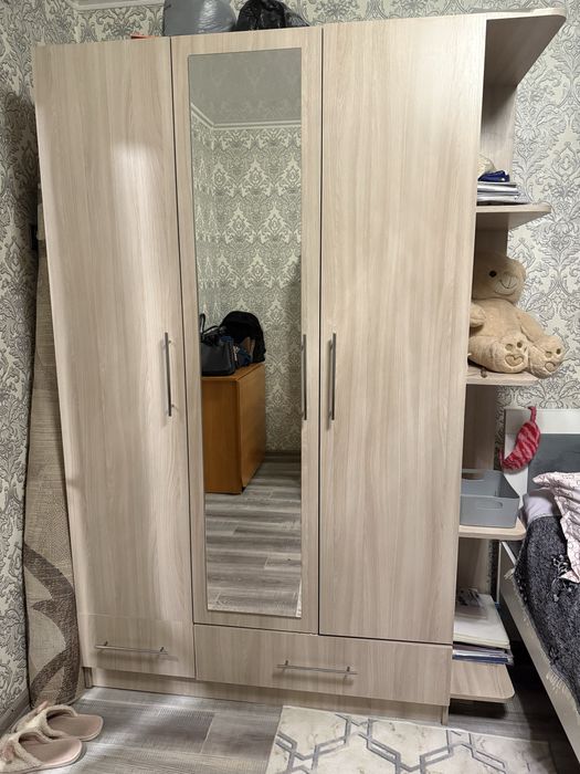 СРОЧНО продается распашной шкаф