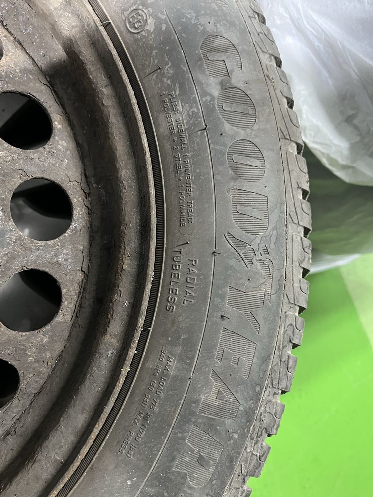 Anvelope iarna Goodyear UltraGrip 215/60/R16 99H DOT 2017 + jenti otel
