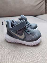 Чисто нови Бебешки маратонки Nike Revolution
