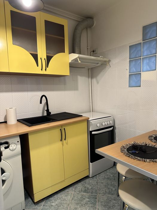 De inchiriat apartament cu 3 camere zona Mall Vitan