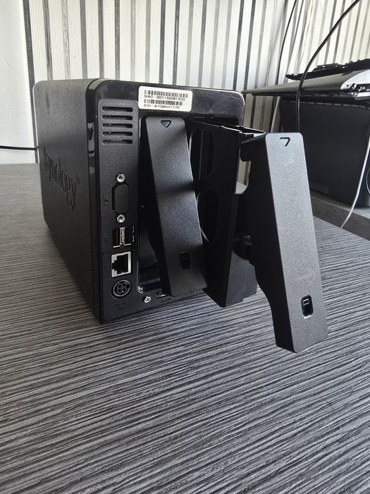 Synology DS710+ NAS мрежов сторидж за ремонт или части.
