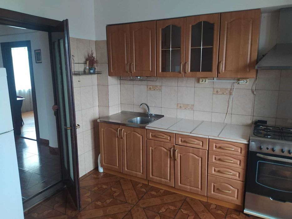 Apartament cu 3 camere de inchiriat