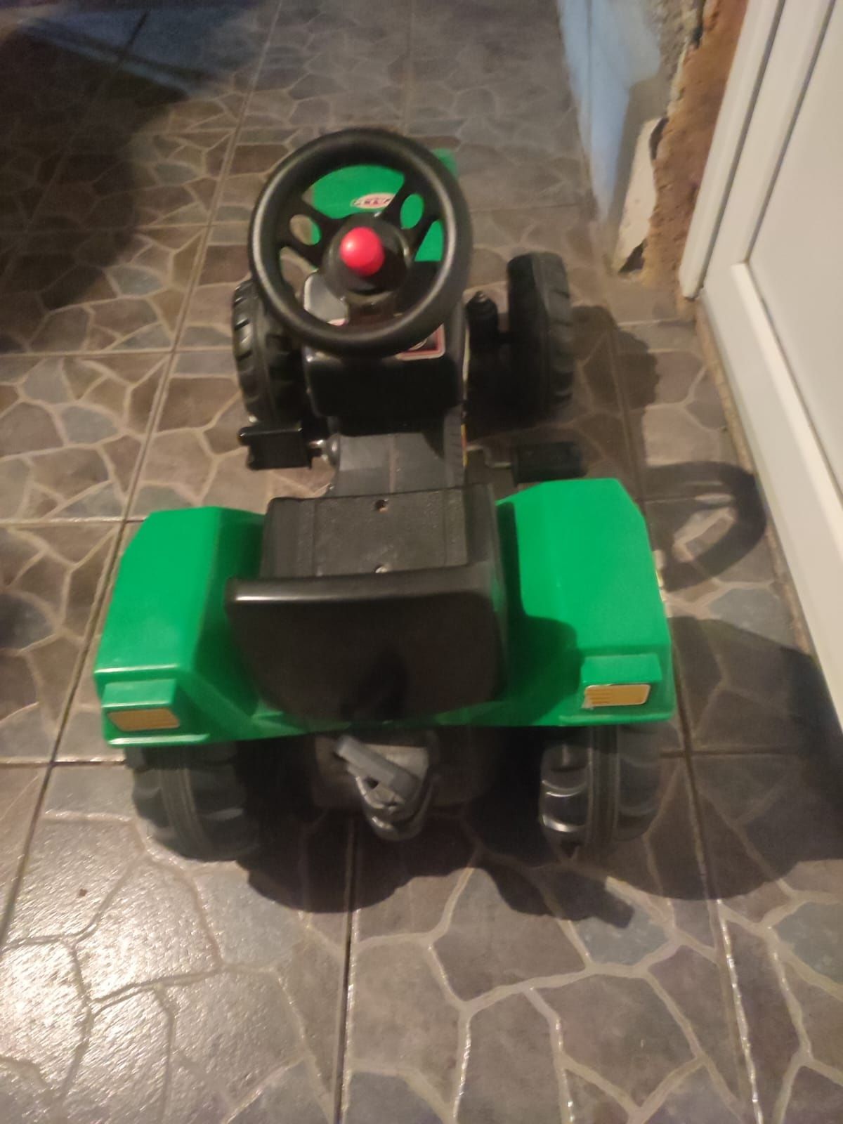 Jucărie tractor pentru copii cu vârsta între 2 și 6 ani