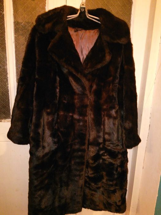 Продается женская шуба. Цена 100000сум.