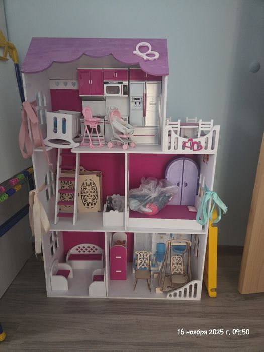 Домик Барби. Игрушки