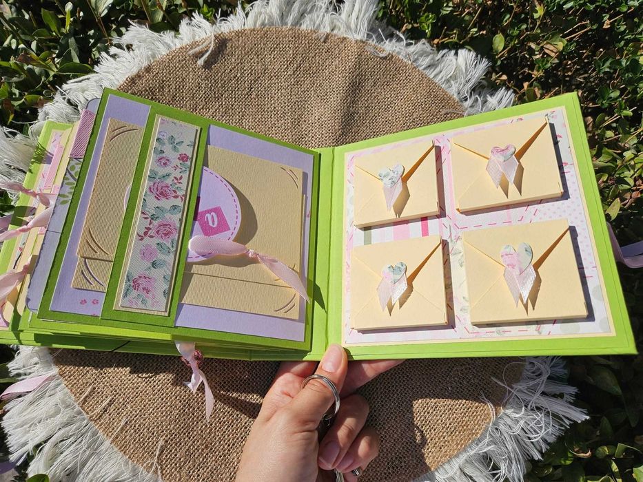 Албумче за новородено момиченце.