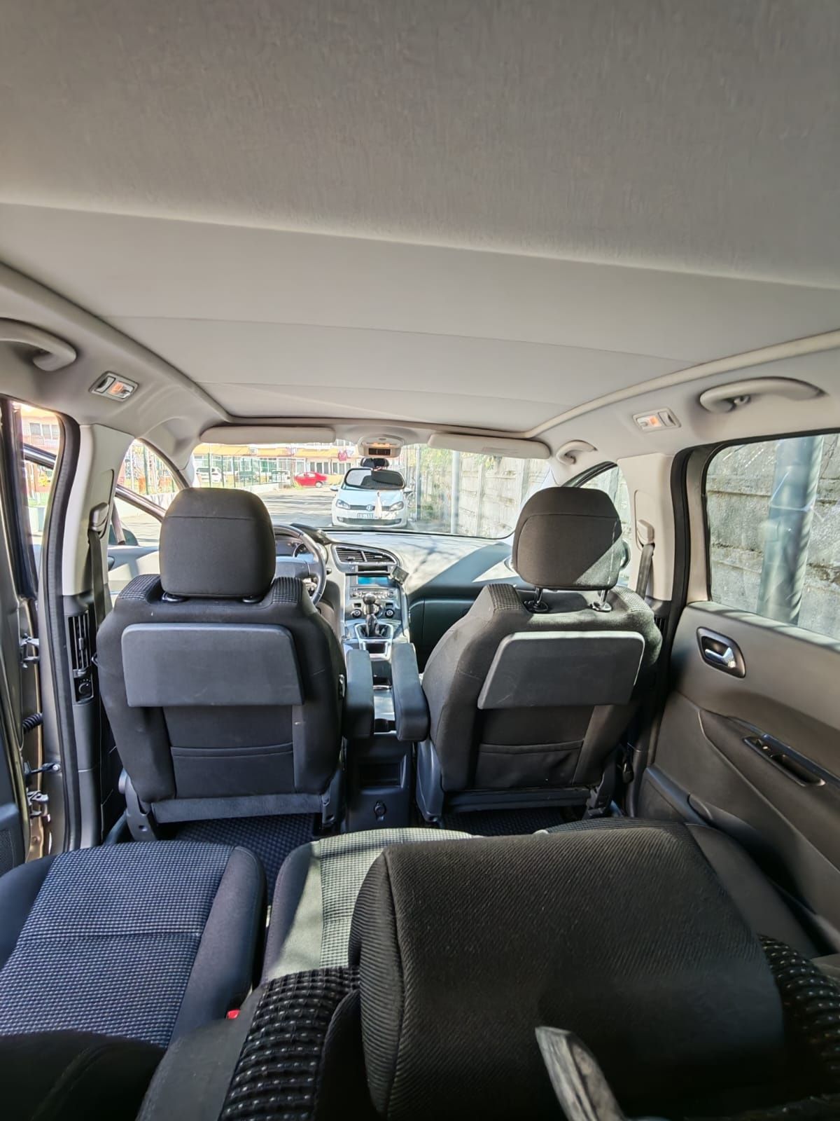 Vând Peugeot 5008 an 2012 motor 1.6         16 Valve Benzina