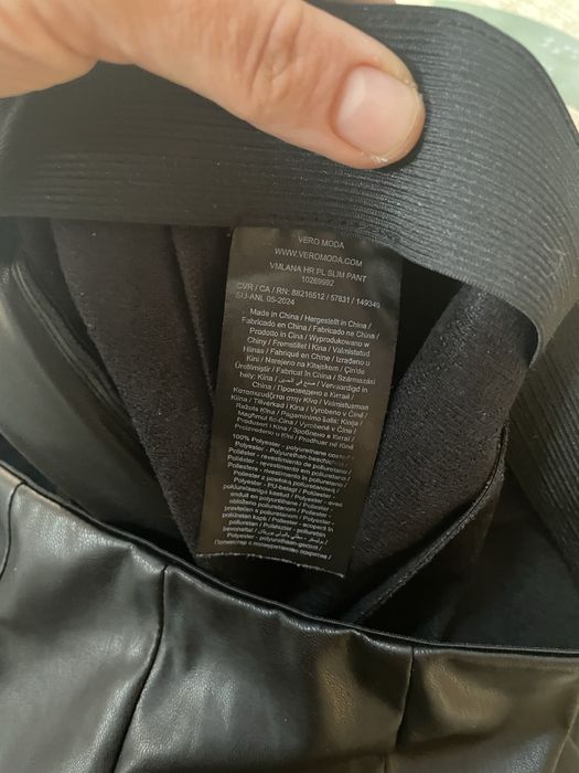 Vand pantaloni slim fit piele ecologica