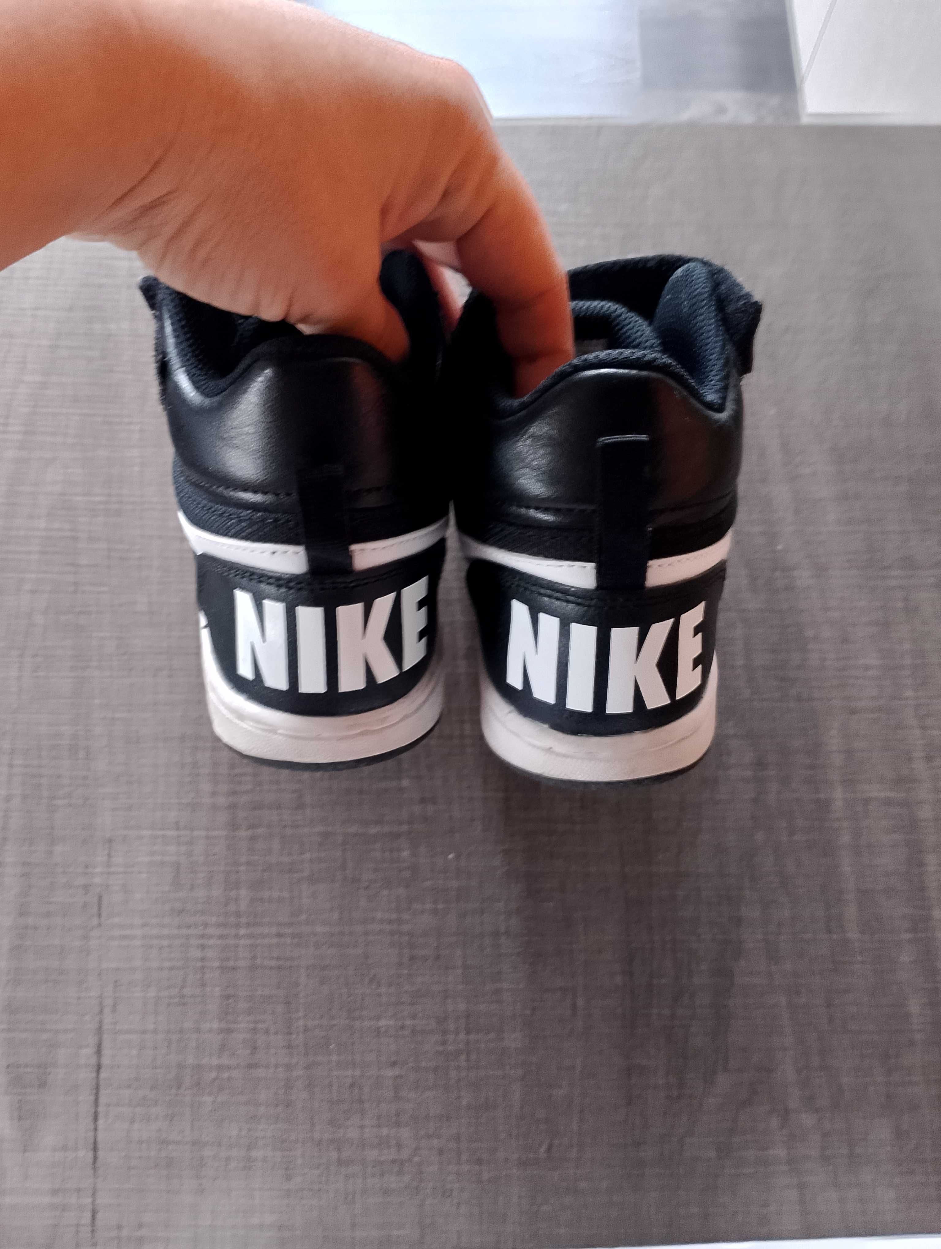 Спортни обувки NIKE