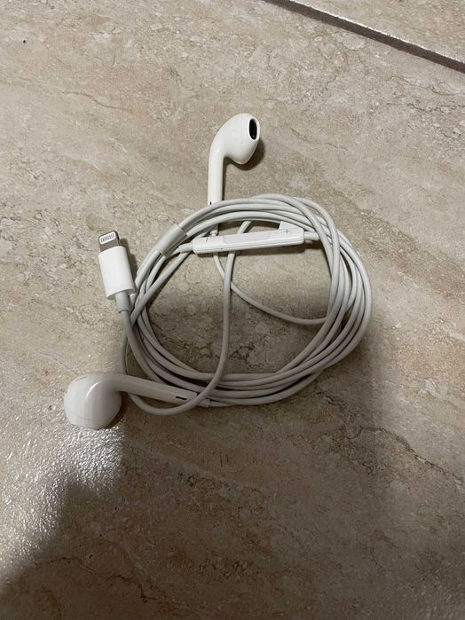 Casti originale Apple cu fir, mufa lighting, 40 lei, doar in Cluj