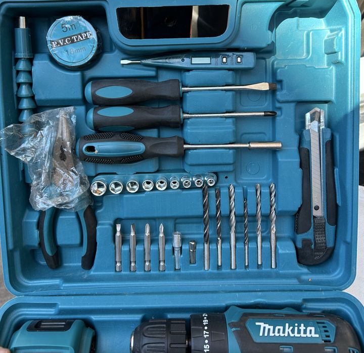 Акумулаторен винтоверт Makita с комплект инструменти