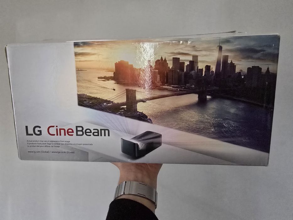 Късофокусен проектор за домашно кино LG