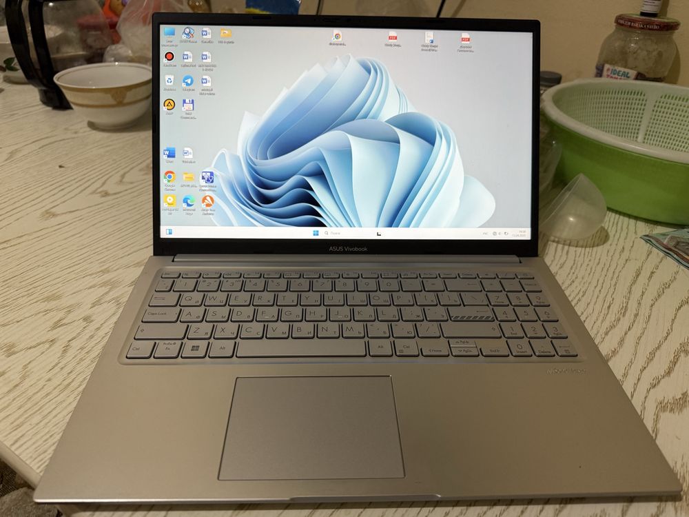 Asus vivobook 16x core i3 protsessor 2024 deyarli yangi 180 gradus