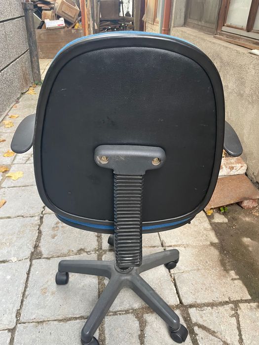 Продавам въртящ стол