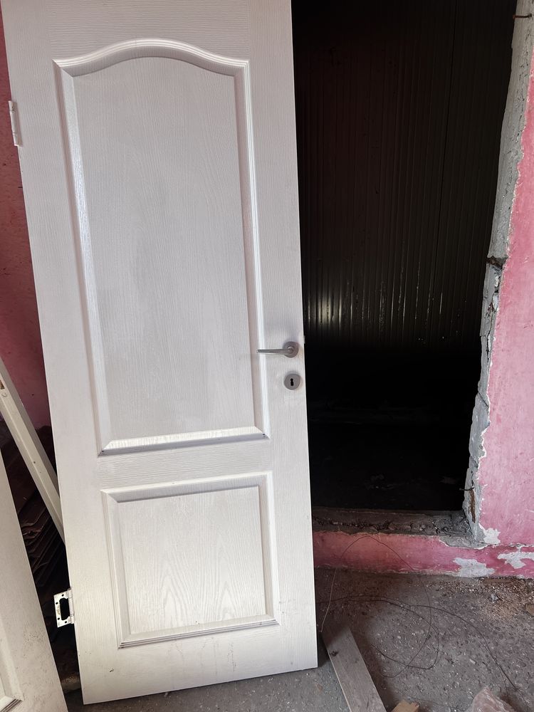 Usi de interior , din lemn alb