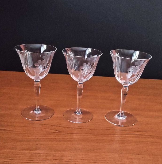 3 красиви и нежни кристални чаши за вино