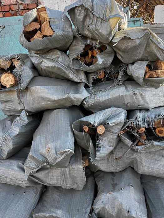 Яблоня дрова в мешках