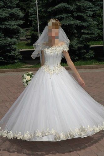 Свадебное платье с фатой и пышным подьюбником