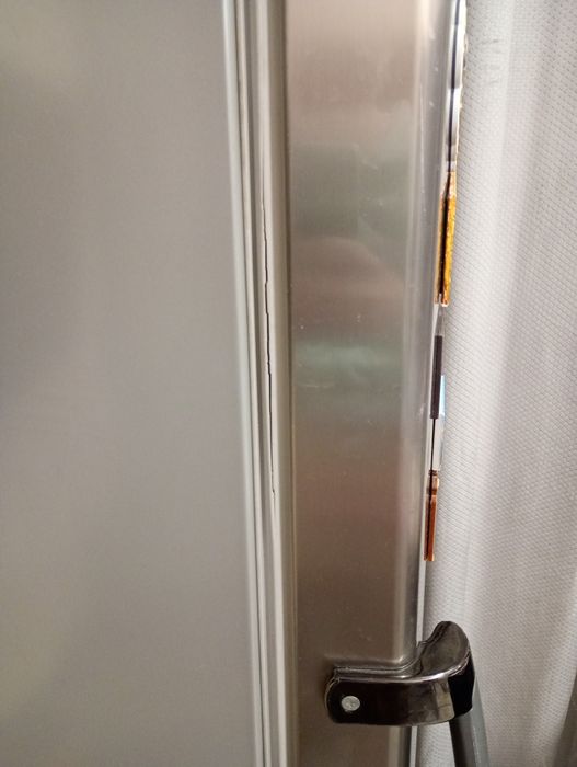 Хладилник с една малка забележка която не пречи ,взимане от място