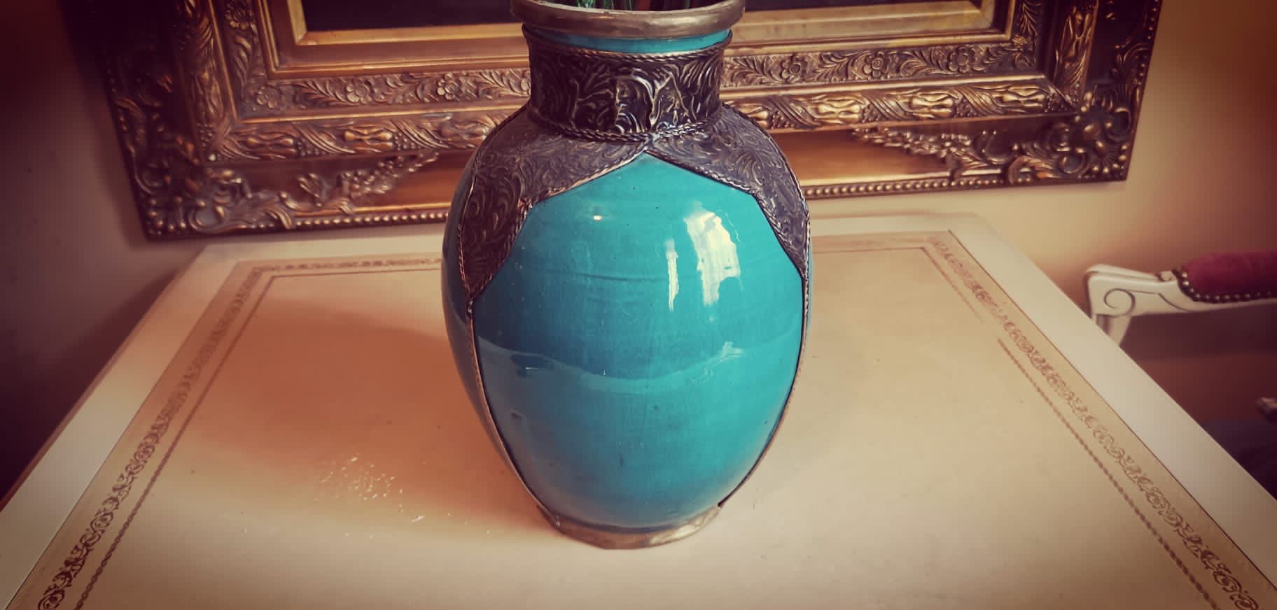 Superbă vază din ceramică emailată cu aplicații alamă,Italia