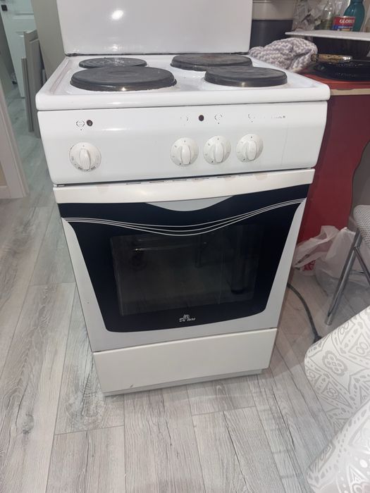 Продам Электрическую плиту DELUXE с духовкой