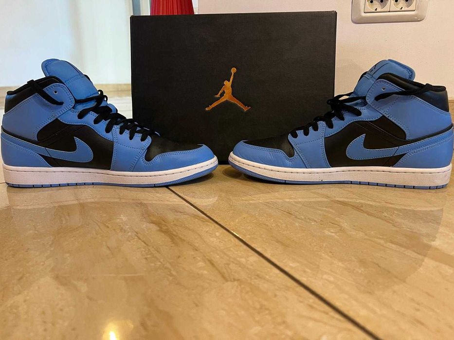 Air Jordan 1 Mid University Blue