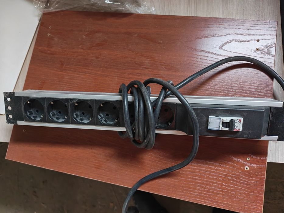 Блок силовых розеток для 19-дюймовых шкафов или стоек.