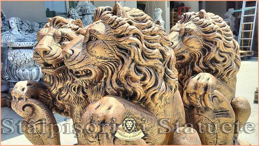 Statuetă leu mare cu blazon, arămiu patinat, model S1.