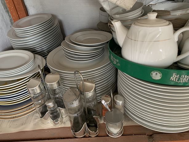 Продам посуду белая тарелки круглые и овальные и столовые наборы