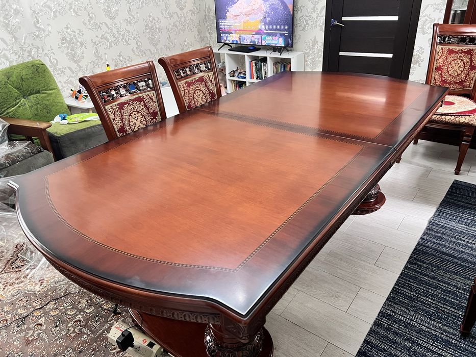 Продаем стол со стульями