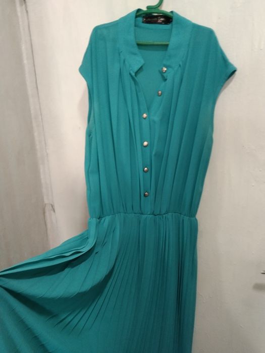 Нарядное бирюзовое платье