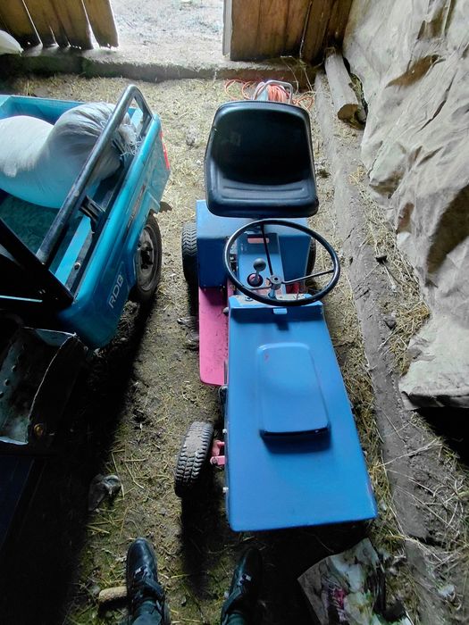 Vând tractoras gazon pornește doara ca trebuie reglat