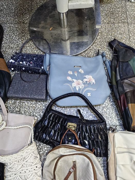 На едро дамски чанти 23 броя за 180 лв